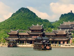 Giá tour Chùa Tam Chúc mới nhất 2026 và ưu đãi hấp dẫn từ Tân Việt Tourist